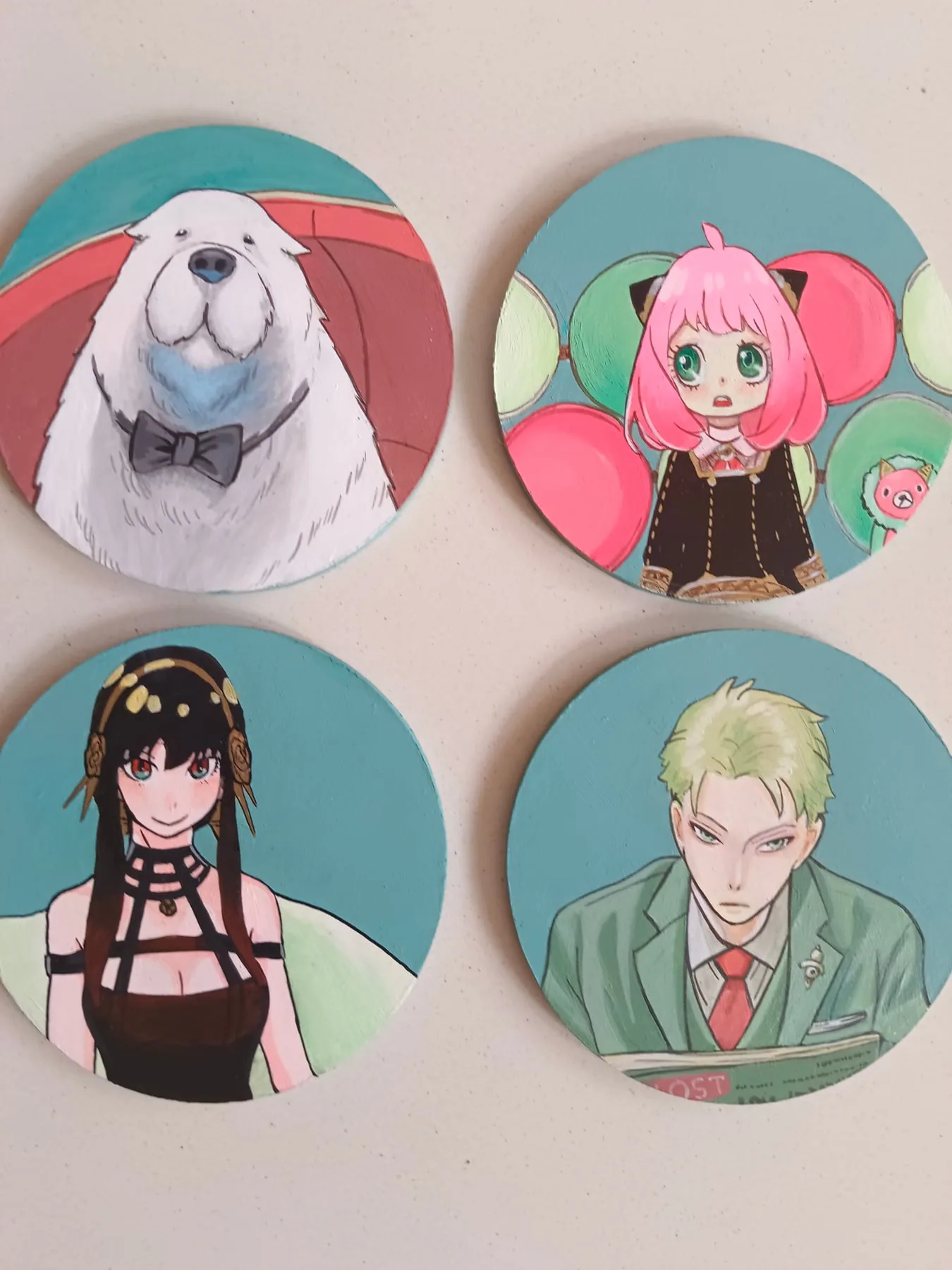 Set of hand-painted acrylic round mini canvases featuring Anya, Loid and Yor Forger from Spy x Family with Bond.
